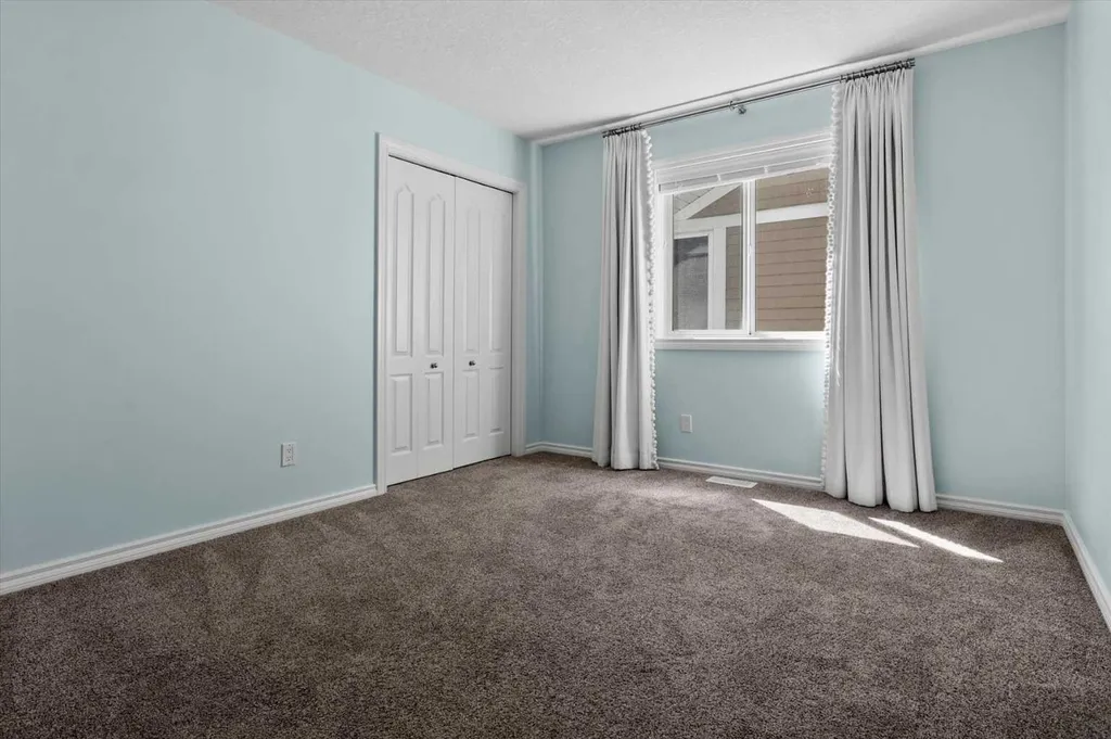 113 Ypres Green SW Calgary AB T2T6M3