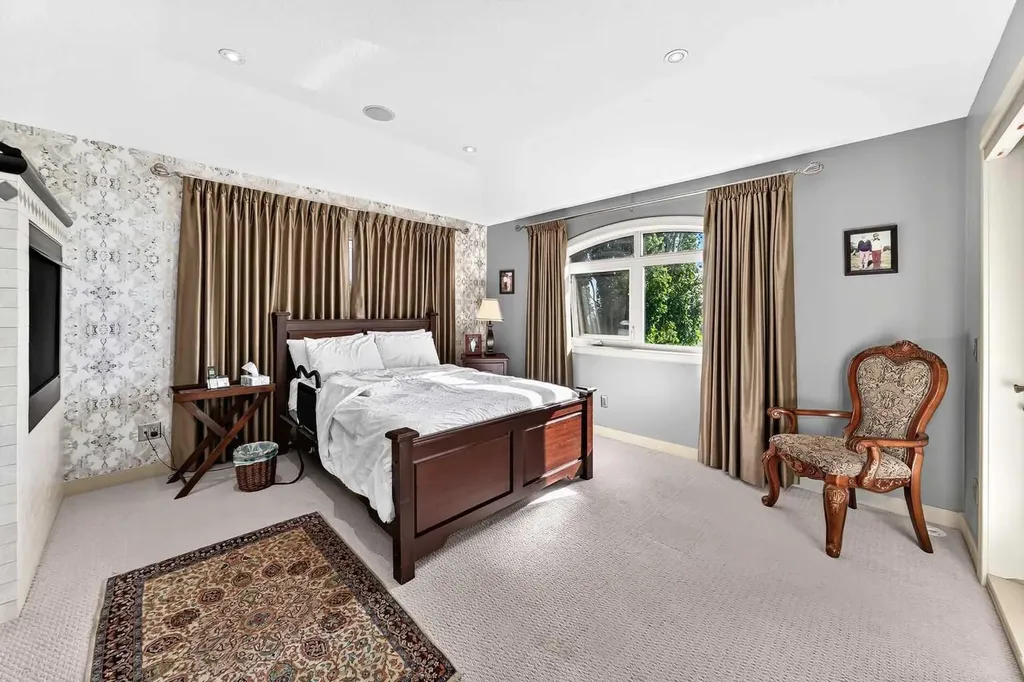 423 Rocky Ridge Drive NW Calgary AB T3G 5C2