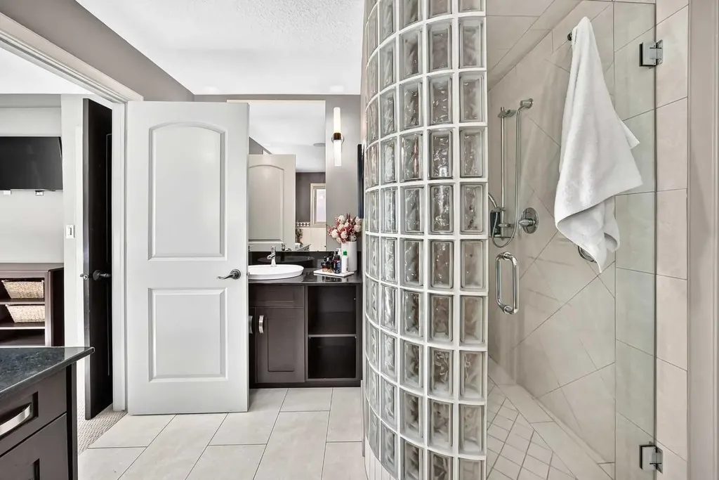 423 Rocky Ridge Drive NW Calgary AB T3G 5C2