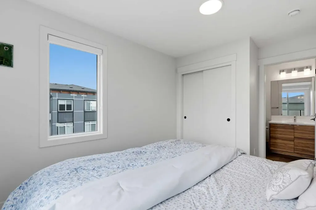10060 46 Street NE Calgary AB T3J 2H8