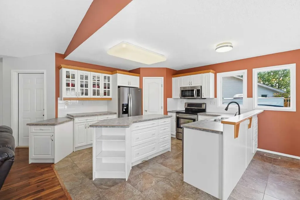 18 Osmond Close Red Deer AB T4N 6Y1