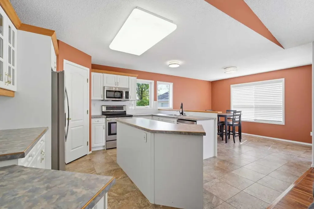18 Osmond Close Red Deer AB T4N 6Y1