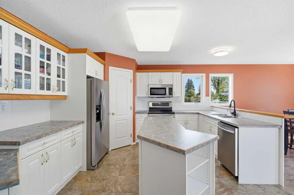 18 Osmond Close Red Deer AB T4N 6Y1