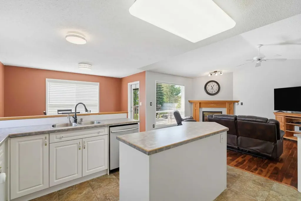18 Osmond Close Red Deer AB T4N 6Y1