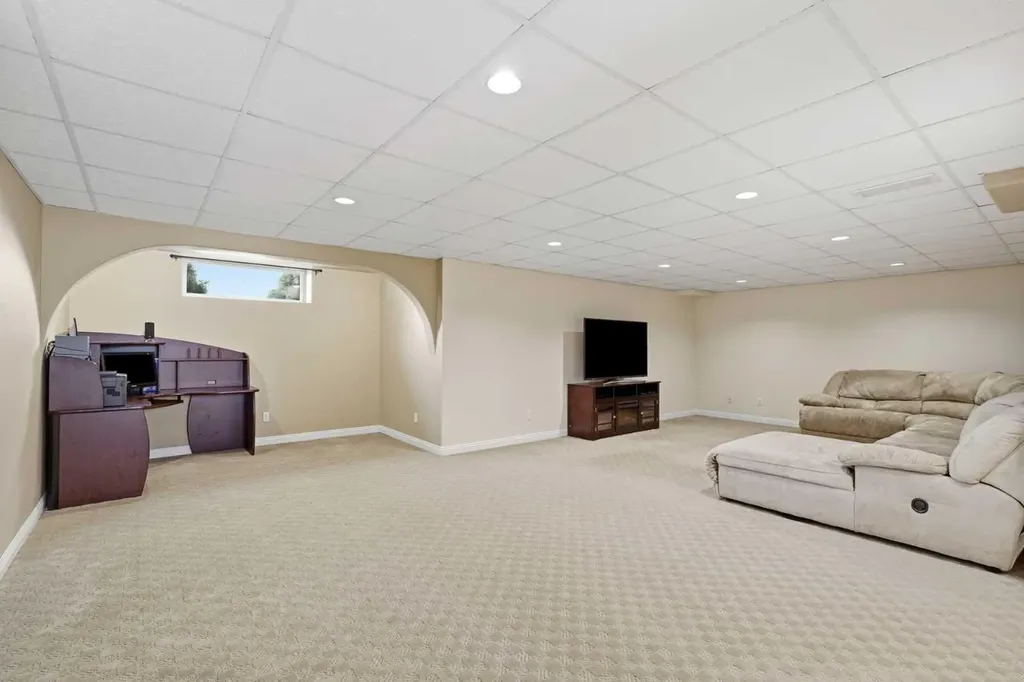 18 Osmond Close Red Deer AB T4N 6Y1