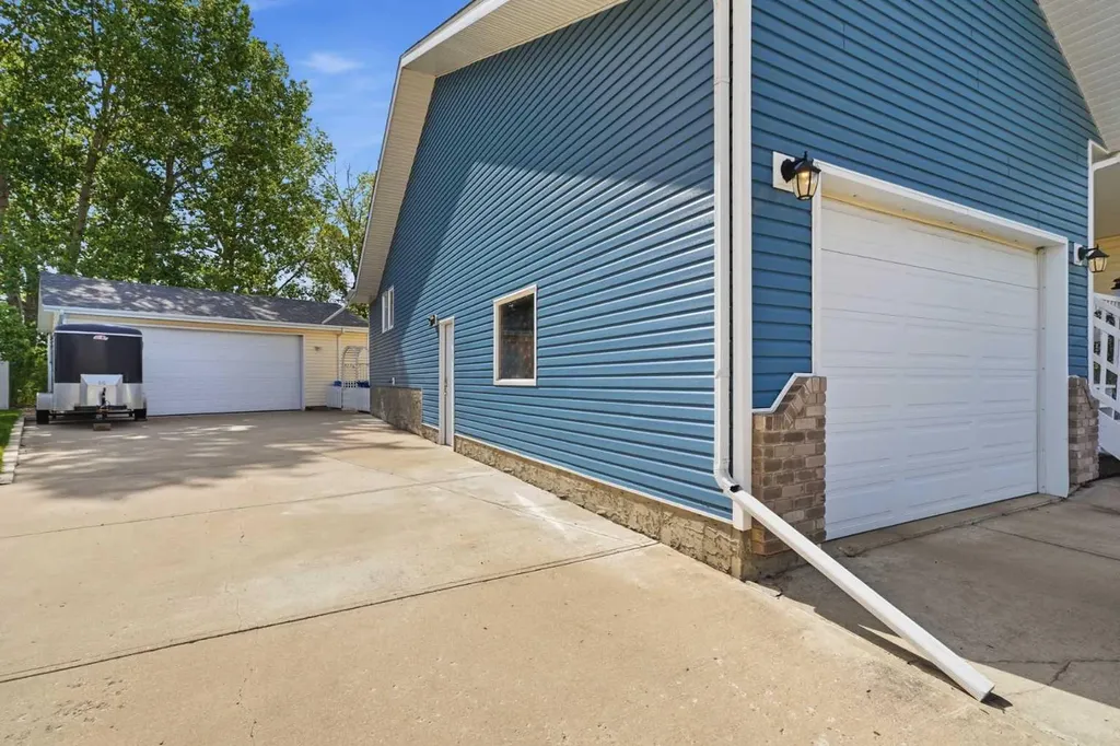 18 Osmond Close Red Deer AB T4N 6Y1