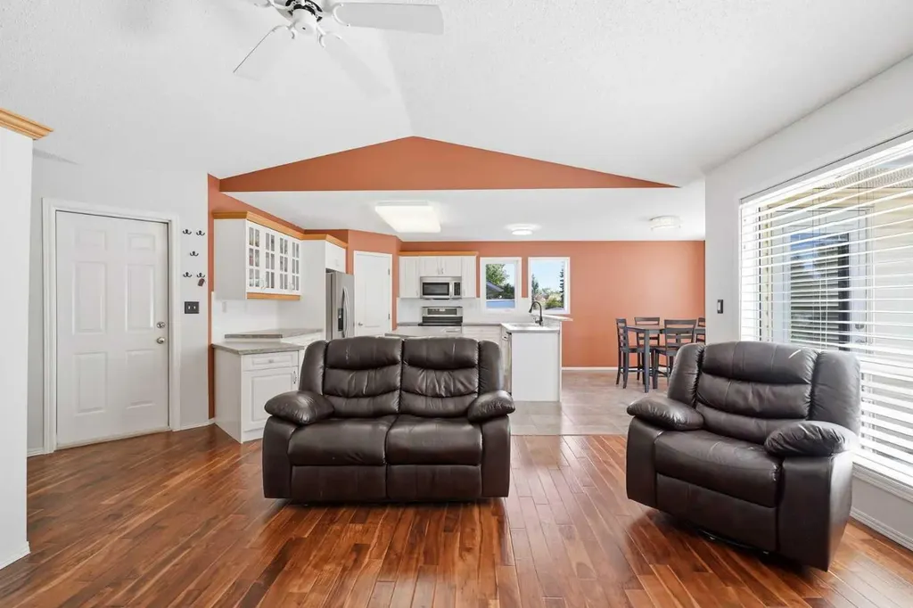 18 Osmond Close Red Deer AB T4N 6Y1