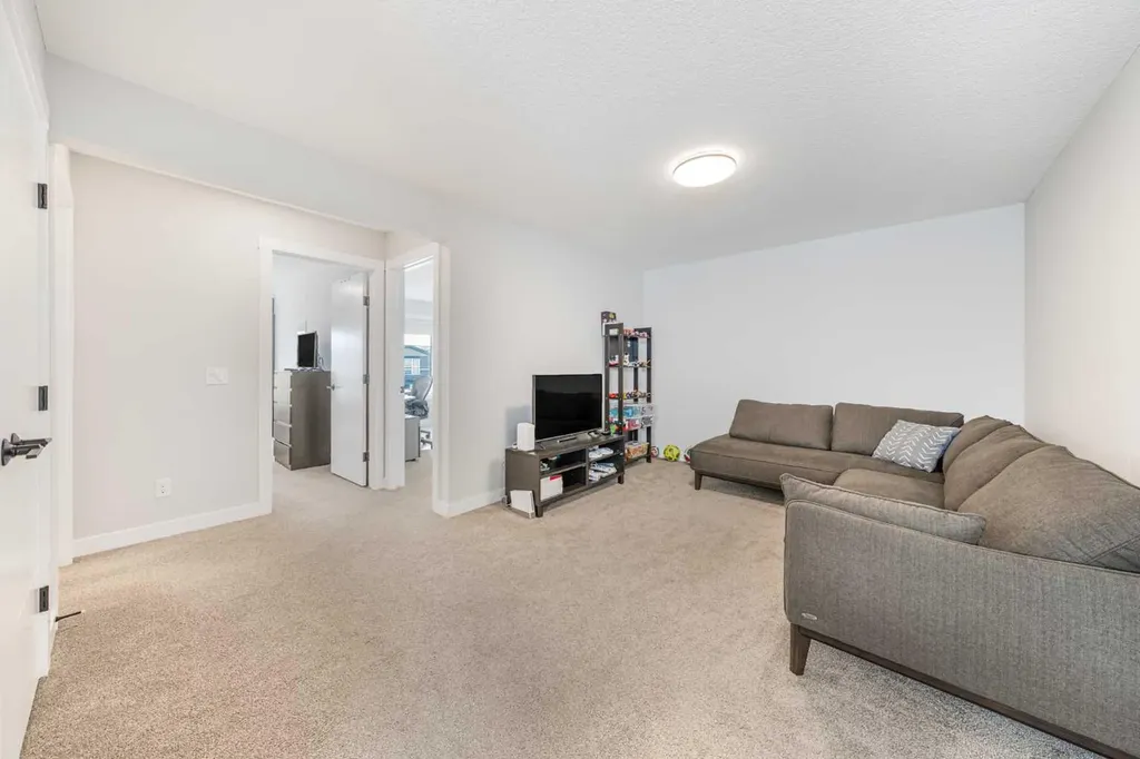 116 Rowmont Heath NW Calgary AB T3L 0H8