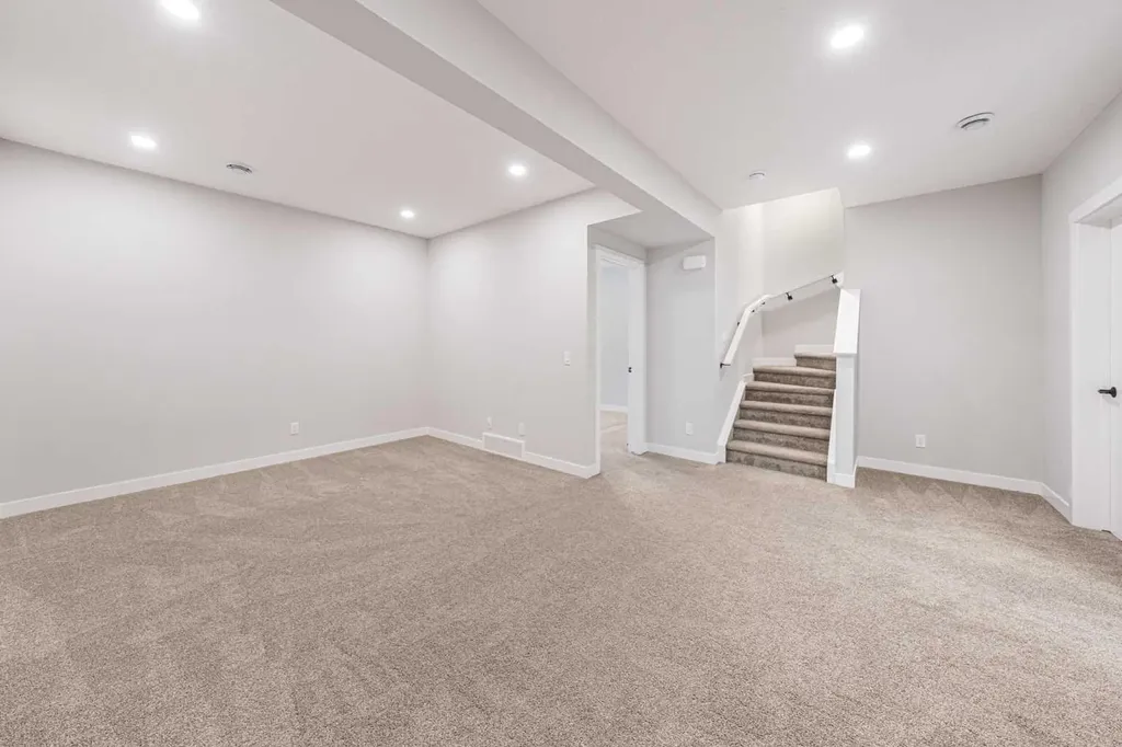 116 Rowmont Heath NW Calgary AB T3L 0H8