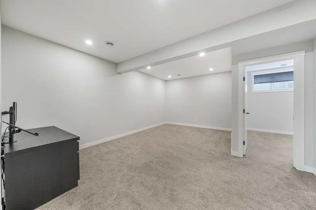 116 Rowmont Heath NW Calgary AB T3L 0H8