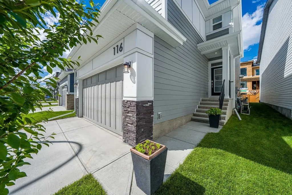 116 Rowmont Heath NW Calgary AB T3L 0H8