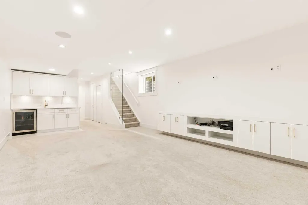1430 27 Street SW Calgary AB T3C 1L3