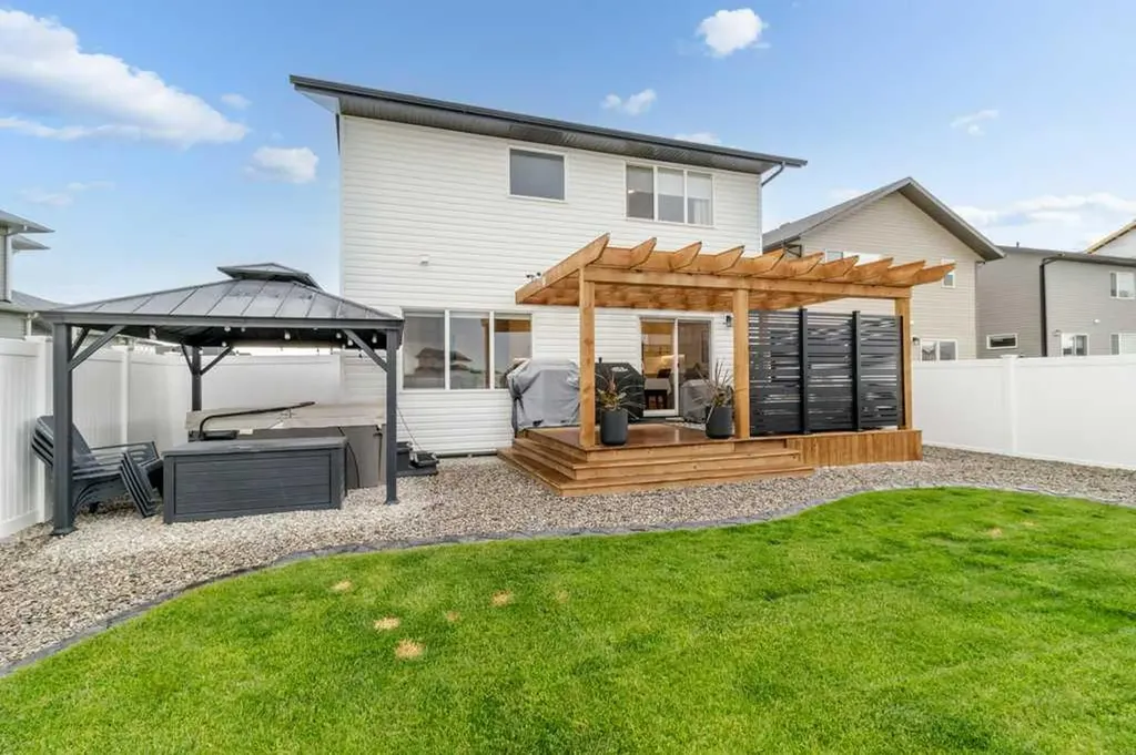 58 Bardwell Way Sylvan Lake AB T4S 0V4