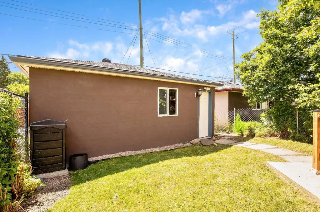 2705 11 Avenue SE Calgary AB T2A0E5