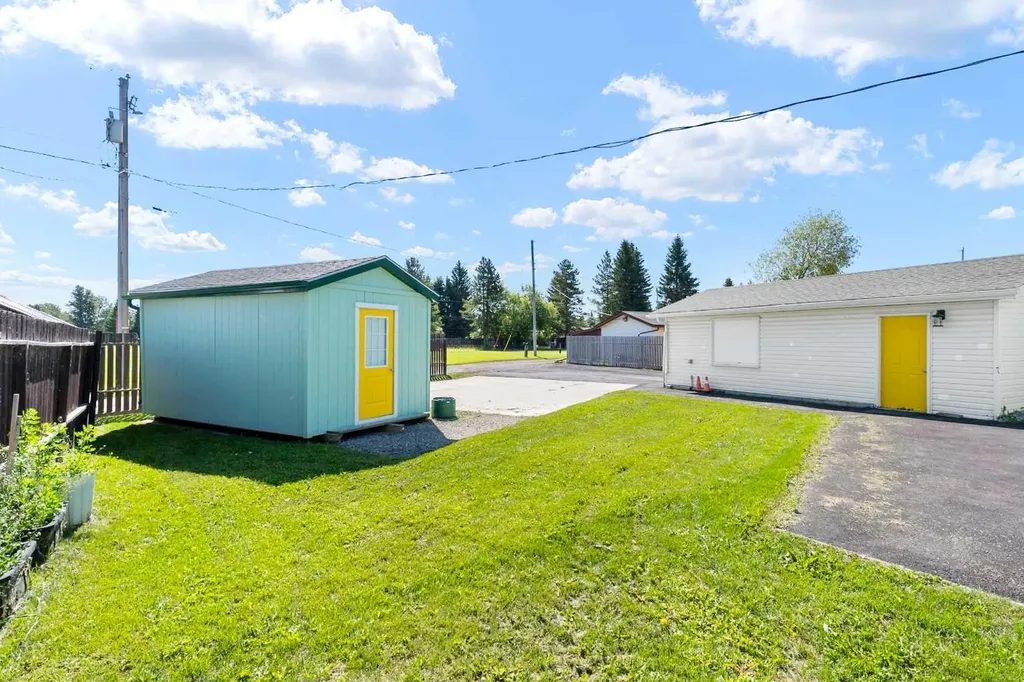 7 Tamarack Crescent NW Sundre AB T0M 1X0