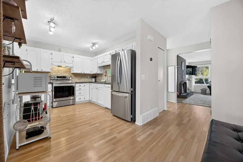 6417 26 Avenue NE Calgary AB T1Y 4H2