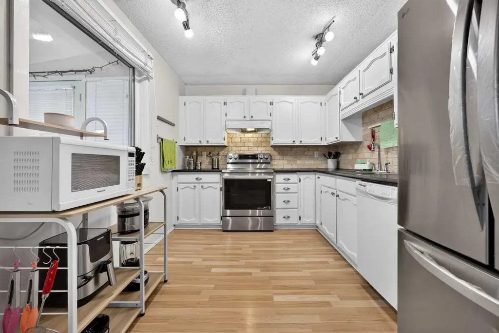 6417 26 Avenue NE Calgary AB T1Y 4H2