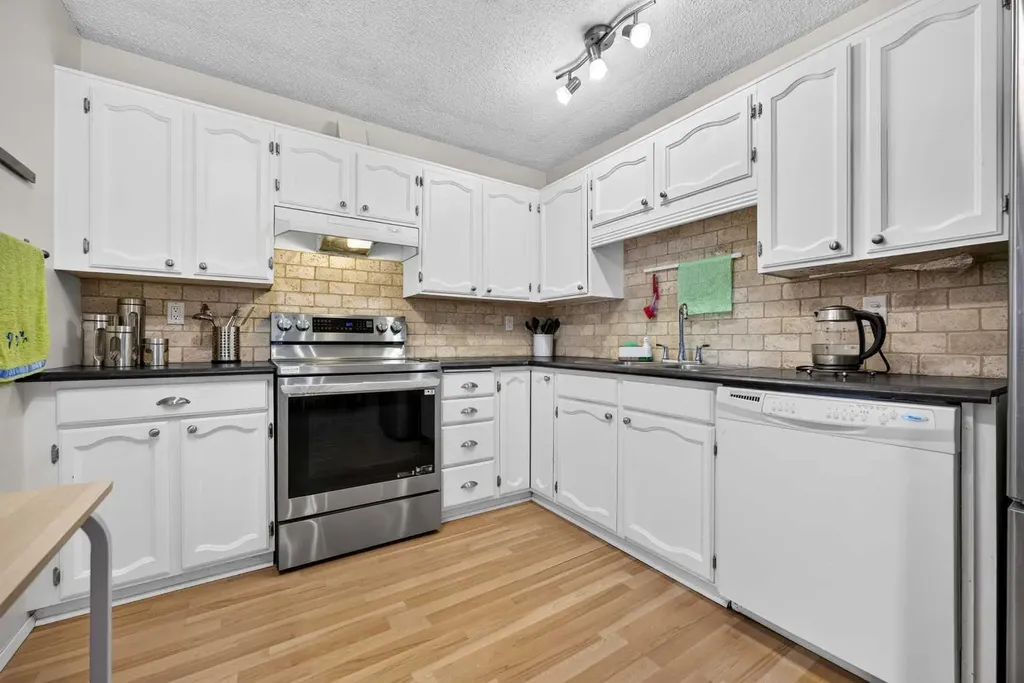 6417 26 Avenue NE Calgary AB T1Y 4H2