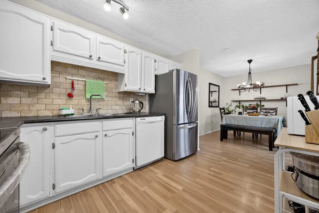 6417 26 Avenue NE Calgary AB T1Y 4H2
