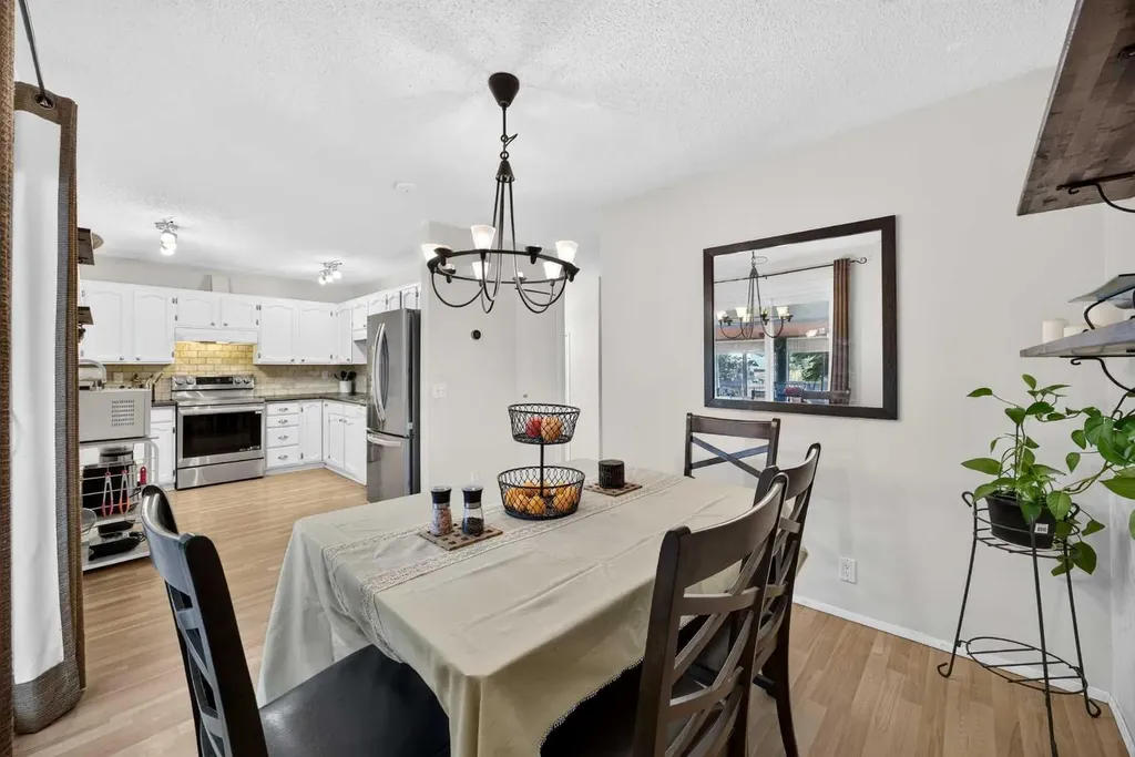 6417 26 Avenue NE Calgary AB T1Y 4H2