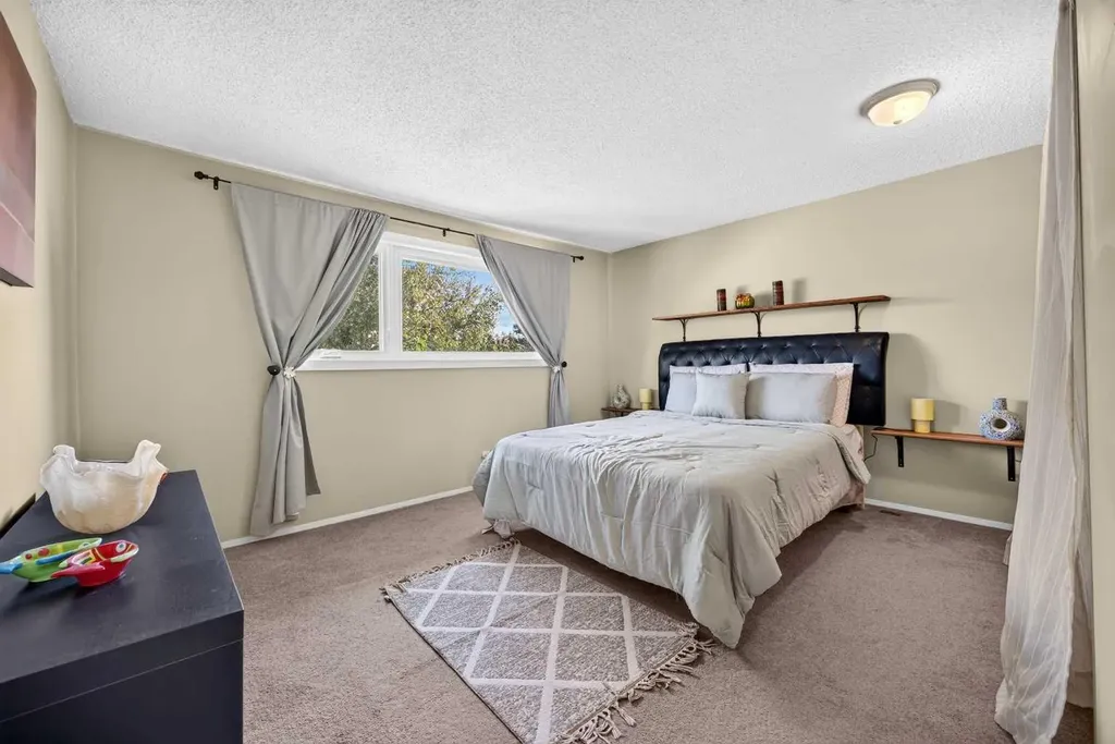 6417 26 Avenue NE Calgary AB T1Y 4H2