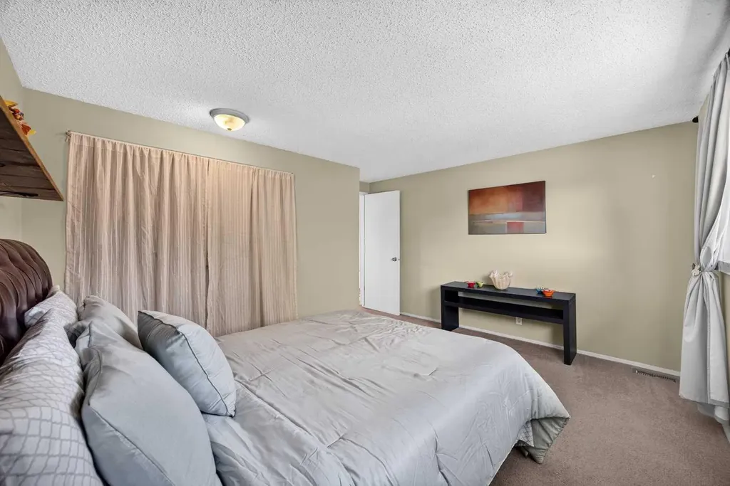 6417 26 Avenue NE Calgary AB T1Y 4H2