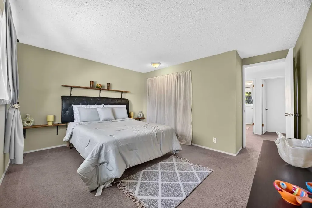 6417 26 Avenue NE Calgary AB T1Y 4H2