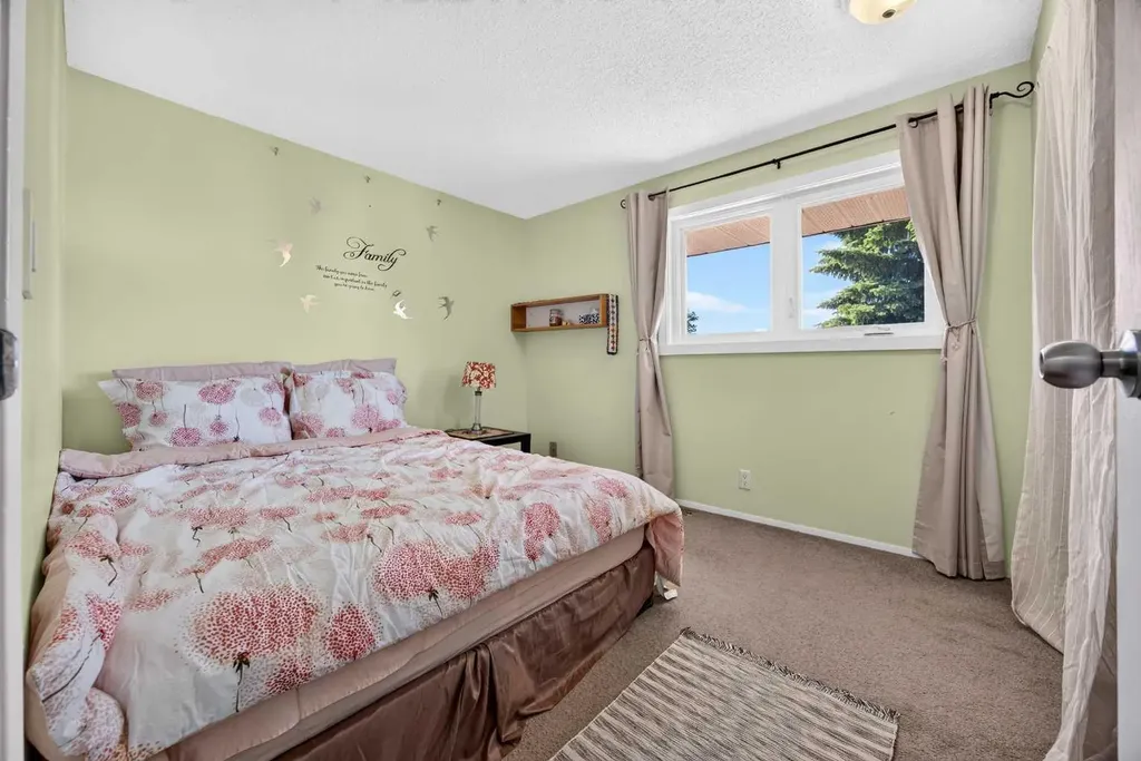 6417 26 Avenue NE Calgary AB T1Y 4H2