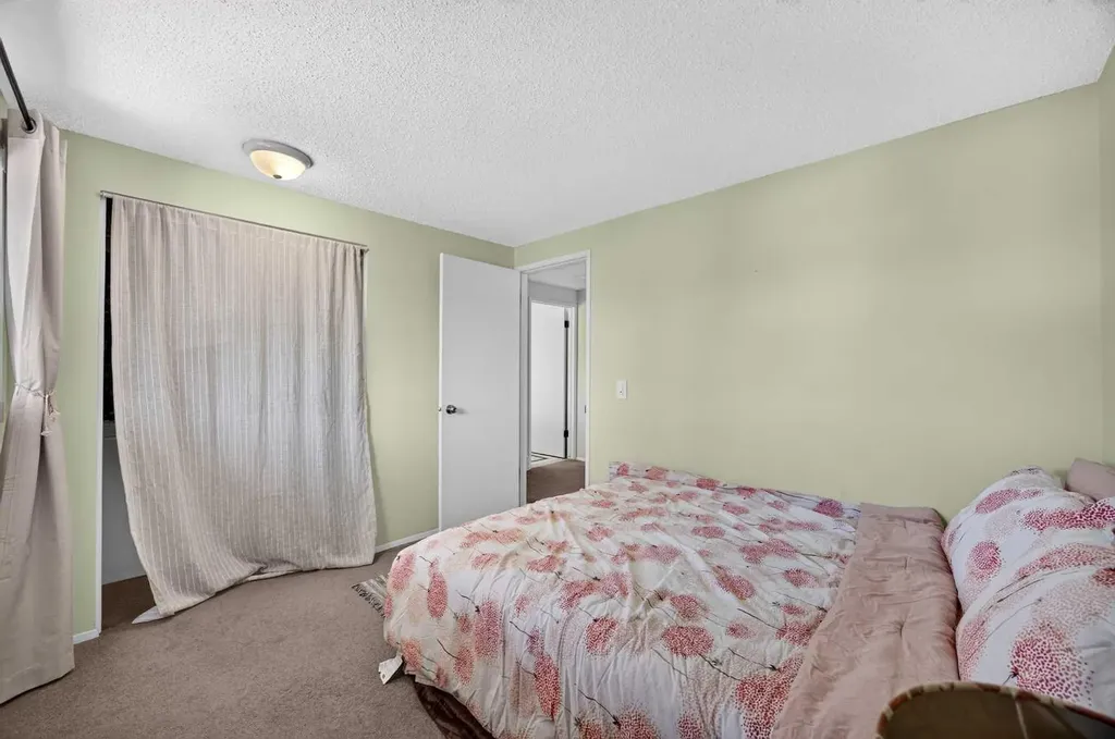 6417 26 Avenue NE Calgary AB T1Y 4H2