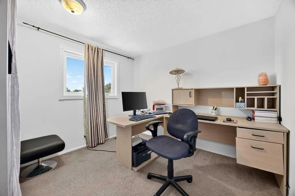 6417 26 Avenue NE Calgary AB T1Y 4H2