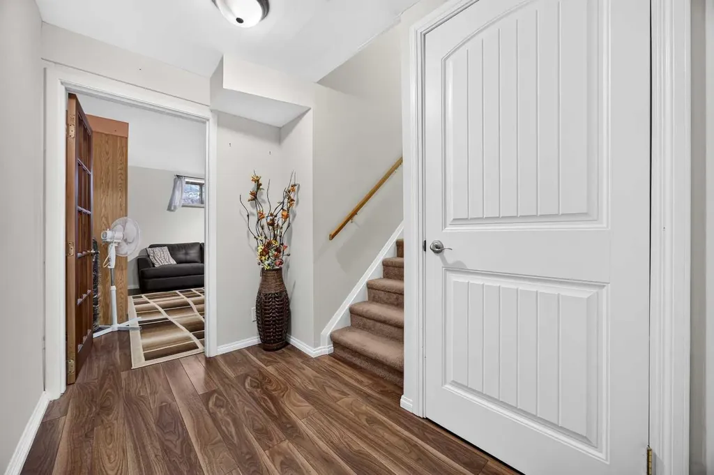 6417 26 Avenue NE Calgary AB T1Y 4H2