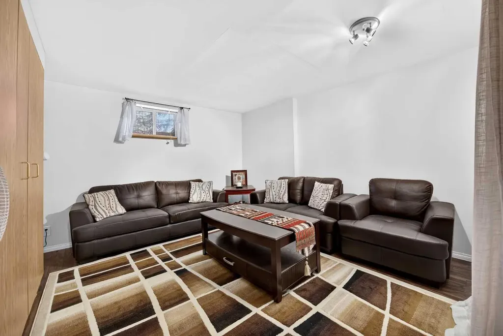 6417 26 Avenue NE Calgary AB T1Y 4H2