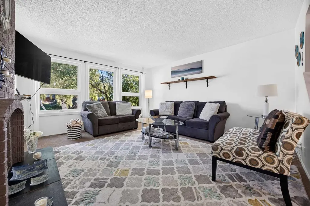 6417 26 Avenue NE Calgary AB T1Y 4H2
