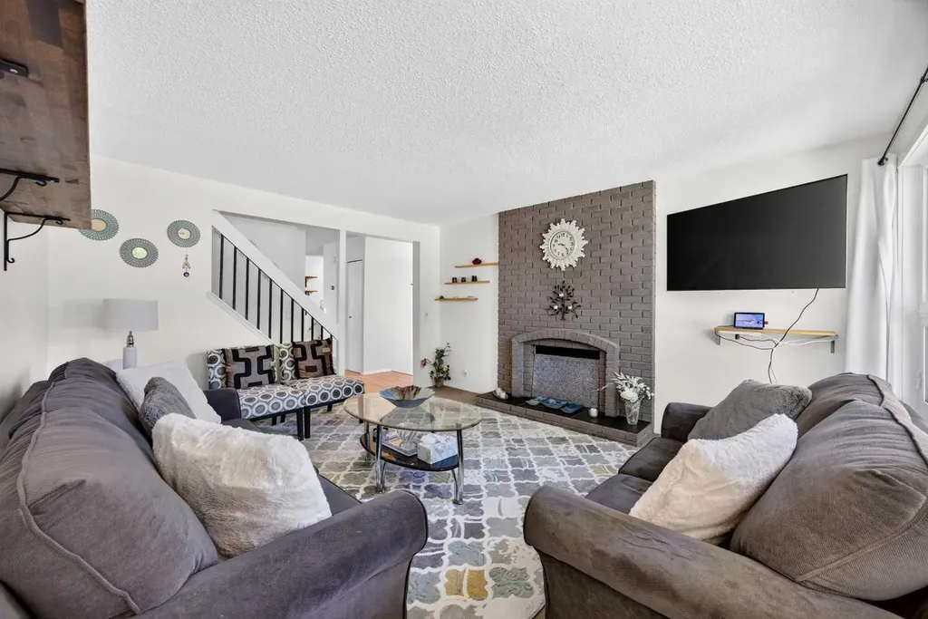 6417 26 Avenue NE Calgary AB T1Y 4H2