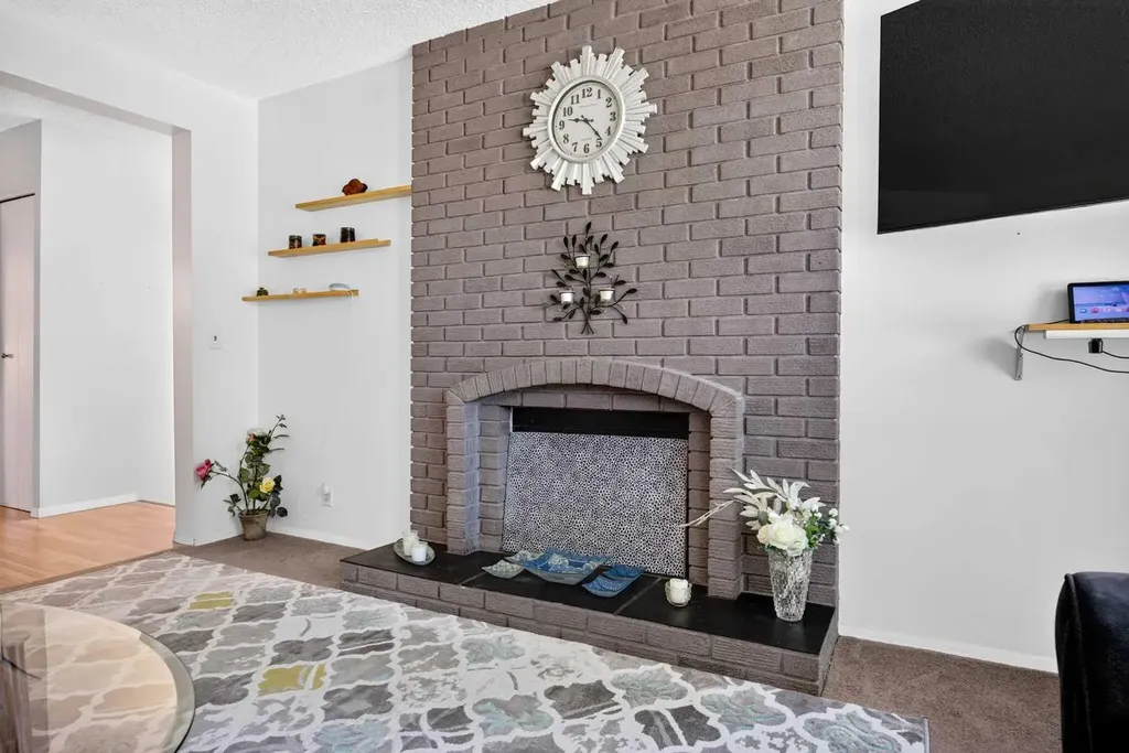 6417 26 Avenue NE Calgary AB T1Y 4H2