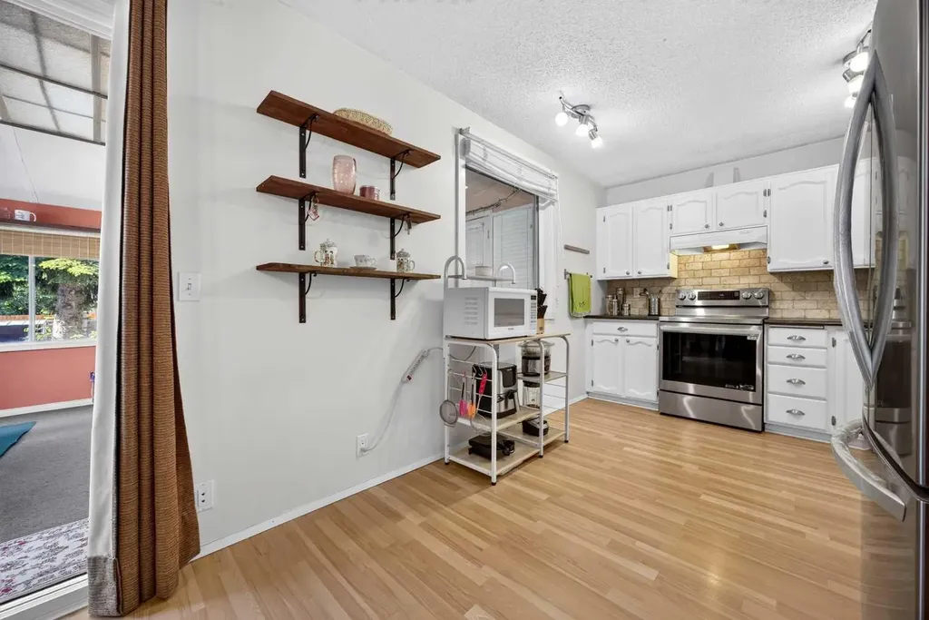 6417 26 Avenue NE Calgary AB T1Y 4H2