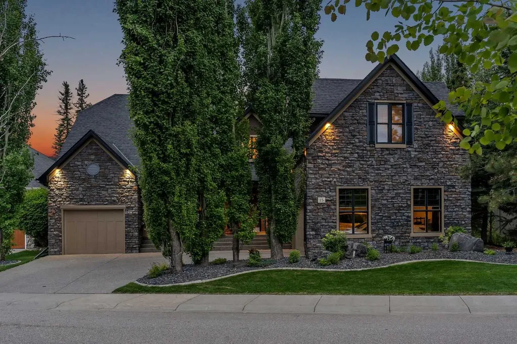 15 Discovery Valley Cove SW Calgary AB T3H 5H3