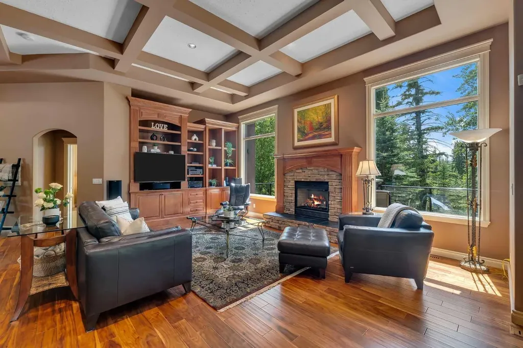 15 Discovery Valley Cove SW Calgary AB T3H 5H3