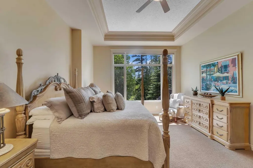 15 Discovery Valley Cove SW Calgary AB T3H 5H3