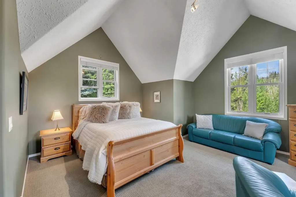 15 Discovery Valley Cove SW Calgary AB T3H 5H3