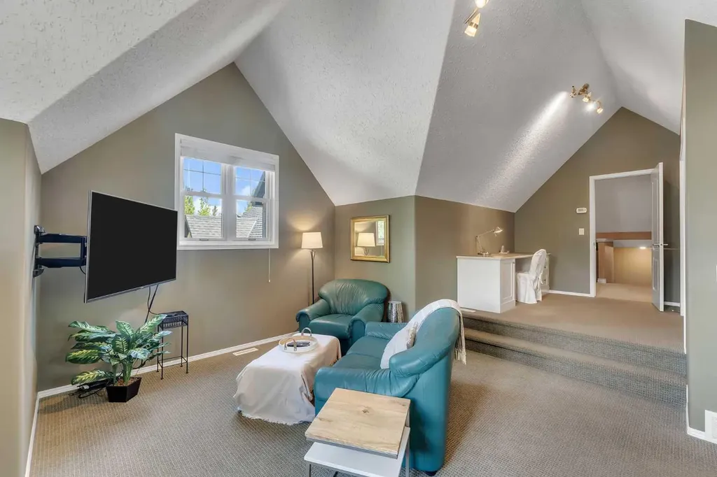 15 Discovery Valley Cove SW Calgary AB T3H 5H3