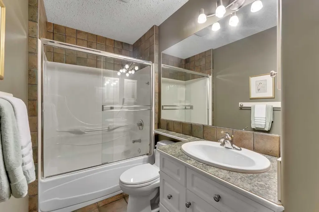 15 Discovery Valley Cove SW Calgary AB T3H 5H3