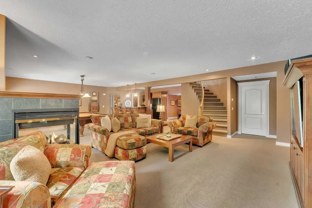 15 Discovery Valley Cove SW Calgary AB T3H 5H3