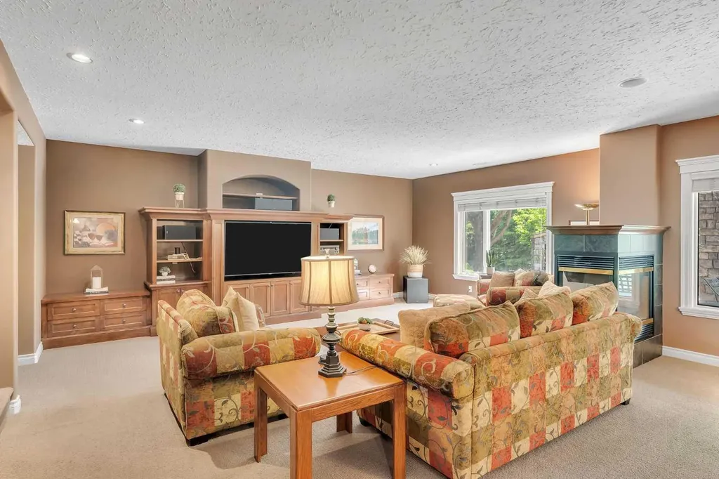 15 Discovery Valley Cove SW Calgary AB T3H 5H3