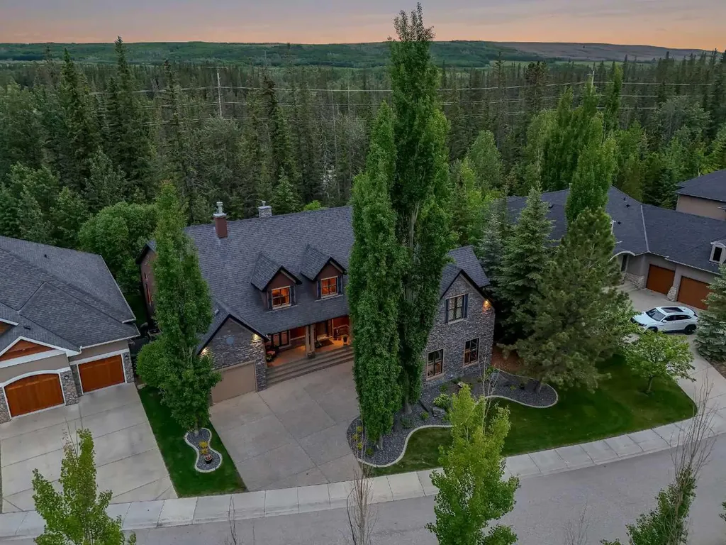 15 Discovery Valley Cove SW Calgary AB T3H 5H3