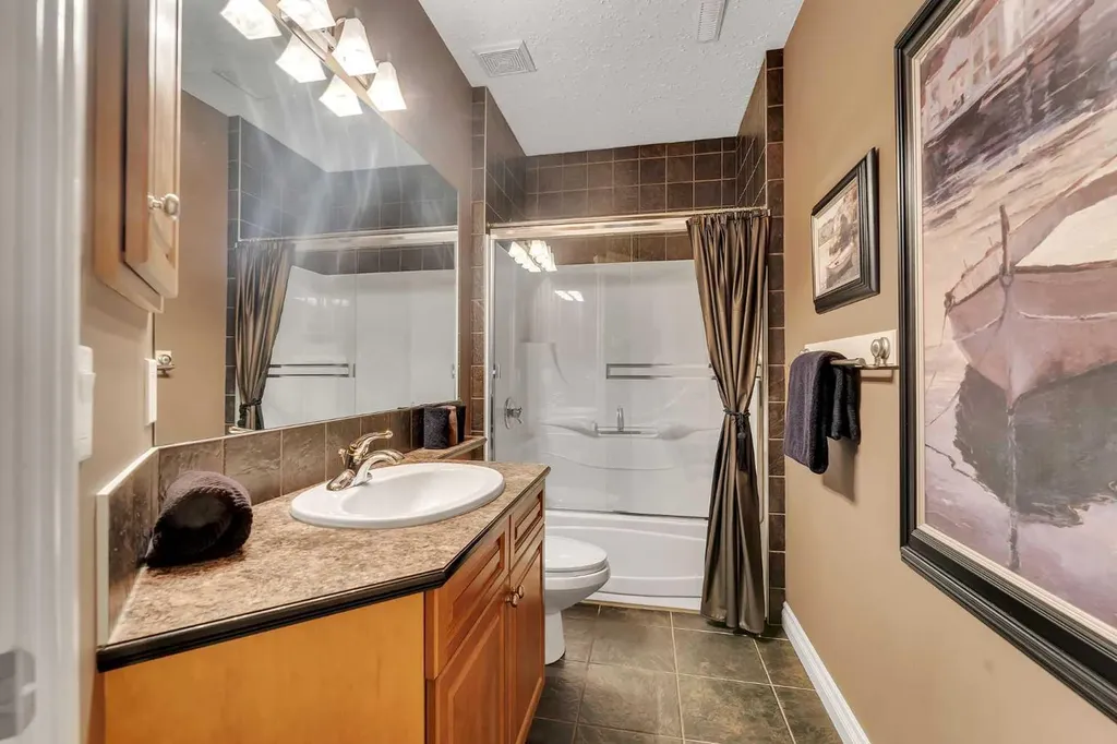 15 Discovery Valley Cove SW Calgary AB T3H 5H3