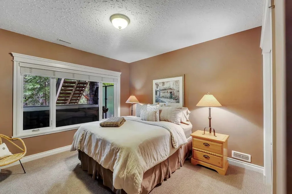 15 Discovery Valley Cove SW Calgary AB T3H 5H3