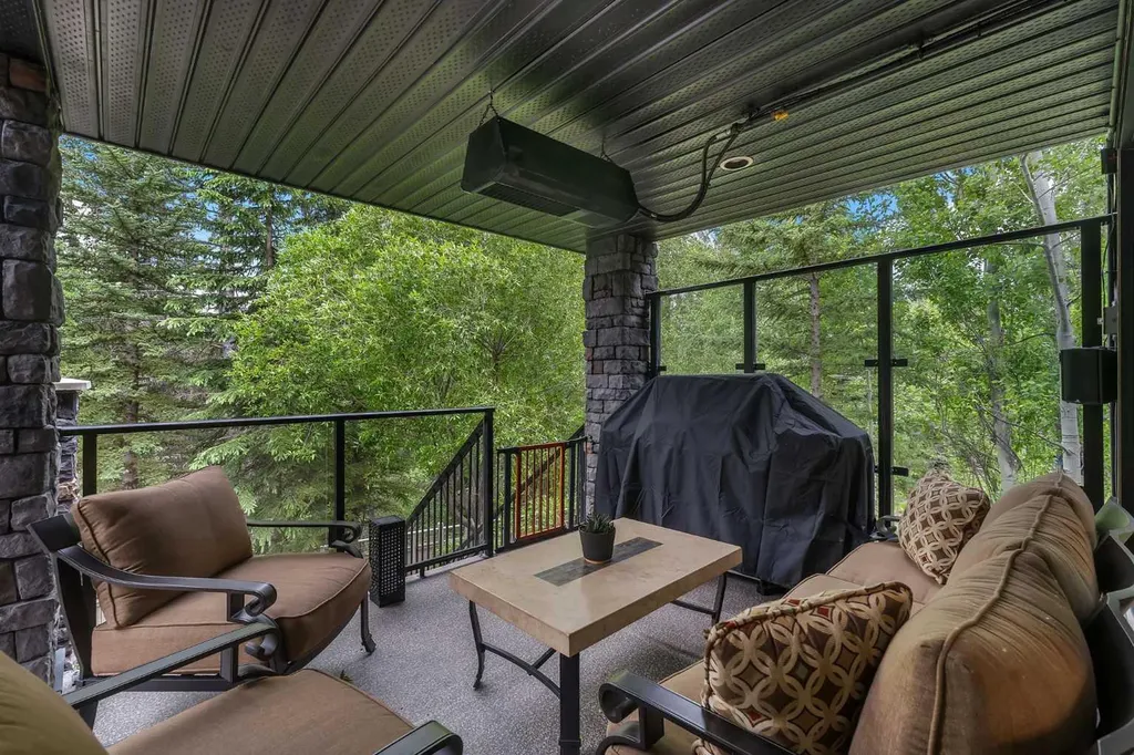 15 Discovery Valley Cove SW Calgary AB T3H 5H3