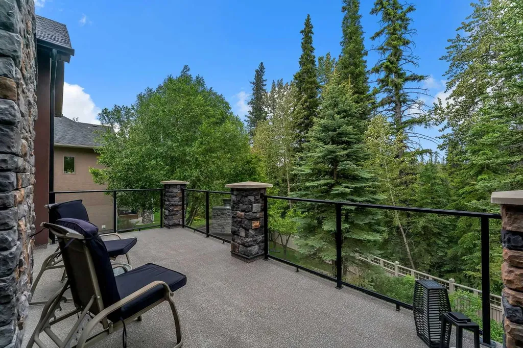 15 Discovery Valley Cove SW Calgary AB T3H 5H3