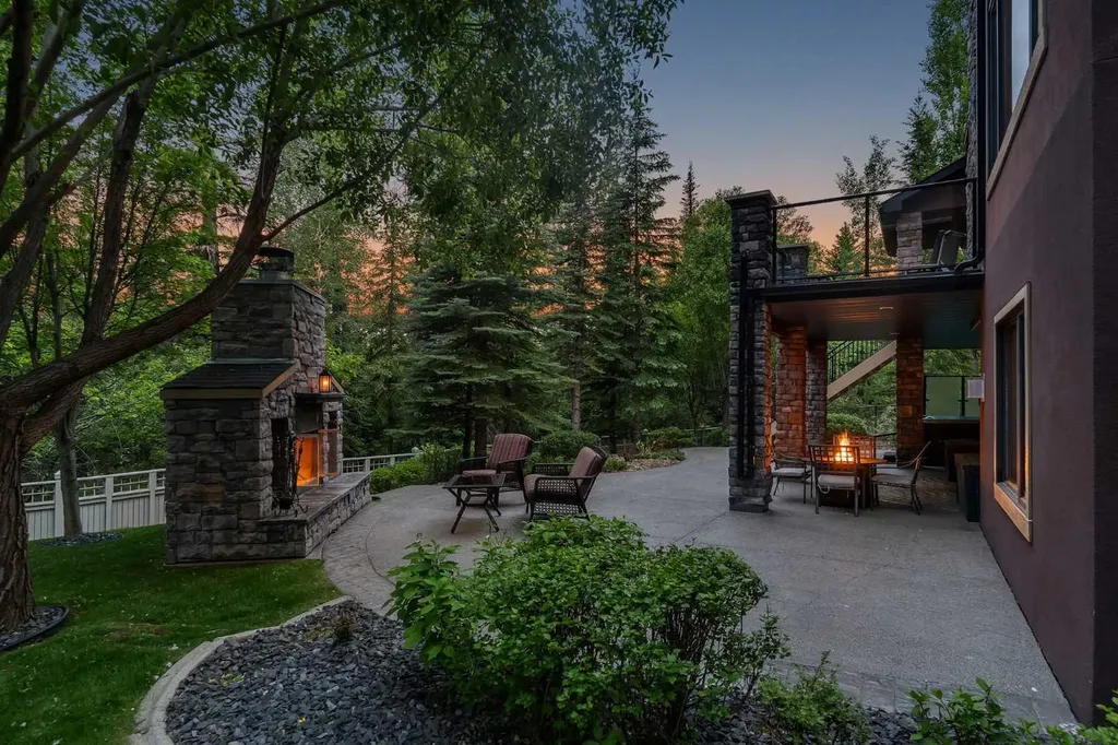 15 Discovery Valley Cove SW Calgary AB T3H 5H3